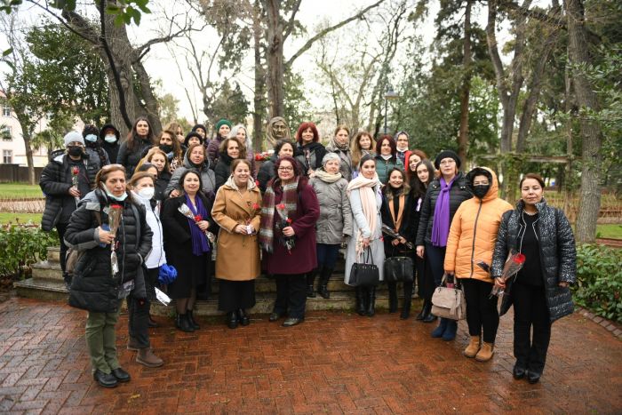 Kadın örgütleri Atatürk Anıtı'na çelenk sundu 