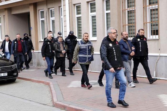 Dolandırıcılık şüphelisi anne ve oğul ile 5 kişi yakalandı