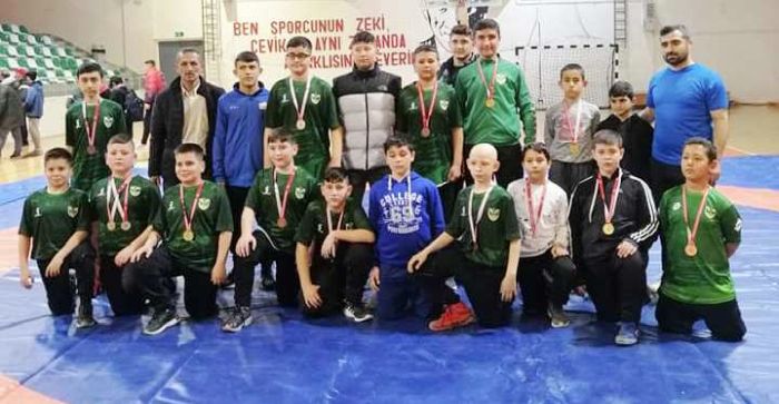 Turnuvaya Bayramiç güreşçiler damga vurdu