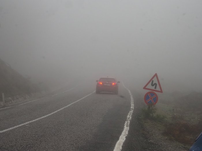 Kazdağları'ndan geçen kara yolunda yoğun sis etkili oluyor