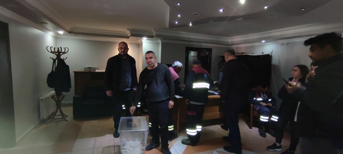 Belediye işçileri grevi oyluyor