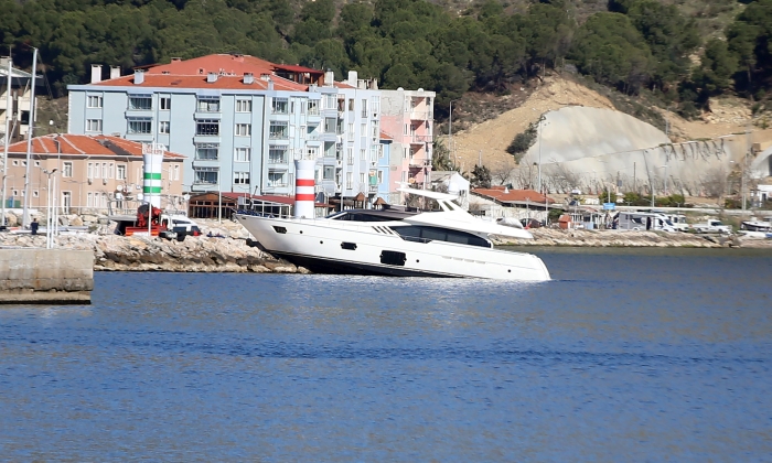Çanakkale&#39;nin Eceabat ilçesinde özel bir şirkete ait lüks yat mendireğe çarptı.