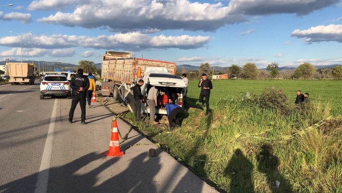 Körfezde minibüs tıra çarptı; 2 ölü 4 yaralı