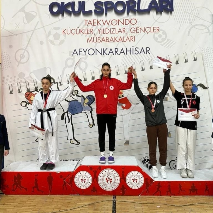 Kızlar altın madalya ile Çanakkale'ye döndü